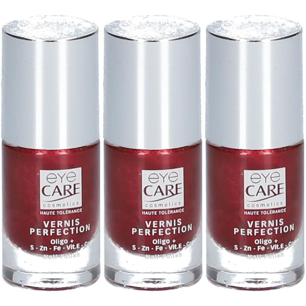Trois flacons de vernis à ongles rouge Eye Care Cosmetics.