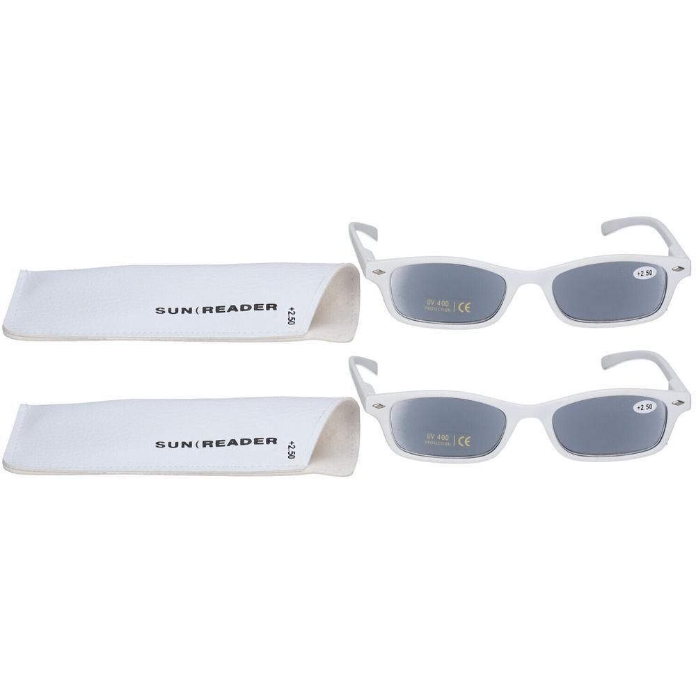 Deux paires de lunettes de soleil de lecture blanches avec leurs étuis. Chaque verre indique +2.50.