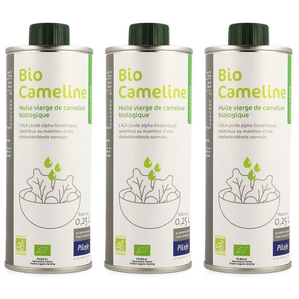 Drie flessen Bio Camelina olie, elk 0,25L. Met groene doppen en etiketten met sla en druppels.