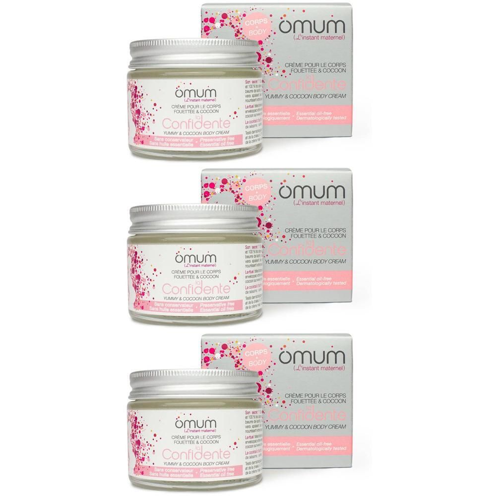 Trois pots de crème corporelle Omum avec boîtes, décorés de pois roses.