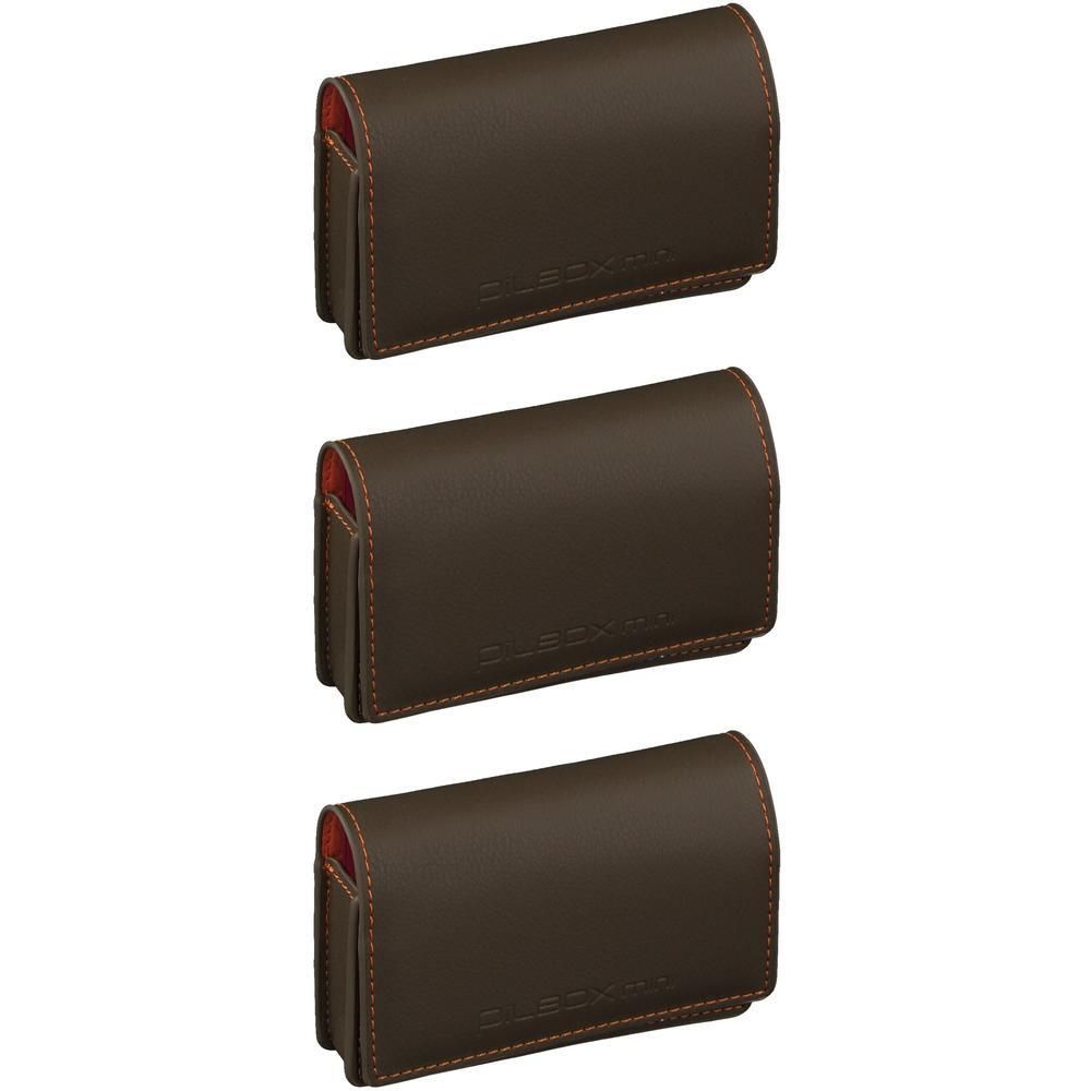 Trois étuis en cuir marron avec doublure intérieure et coutures orange. Un logo est gravé sur chaque étui.