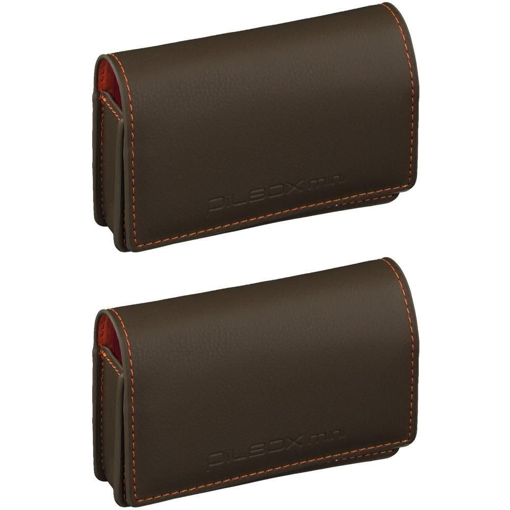 Deux étuis en cuir marron avec coutures orange et logo.