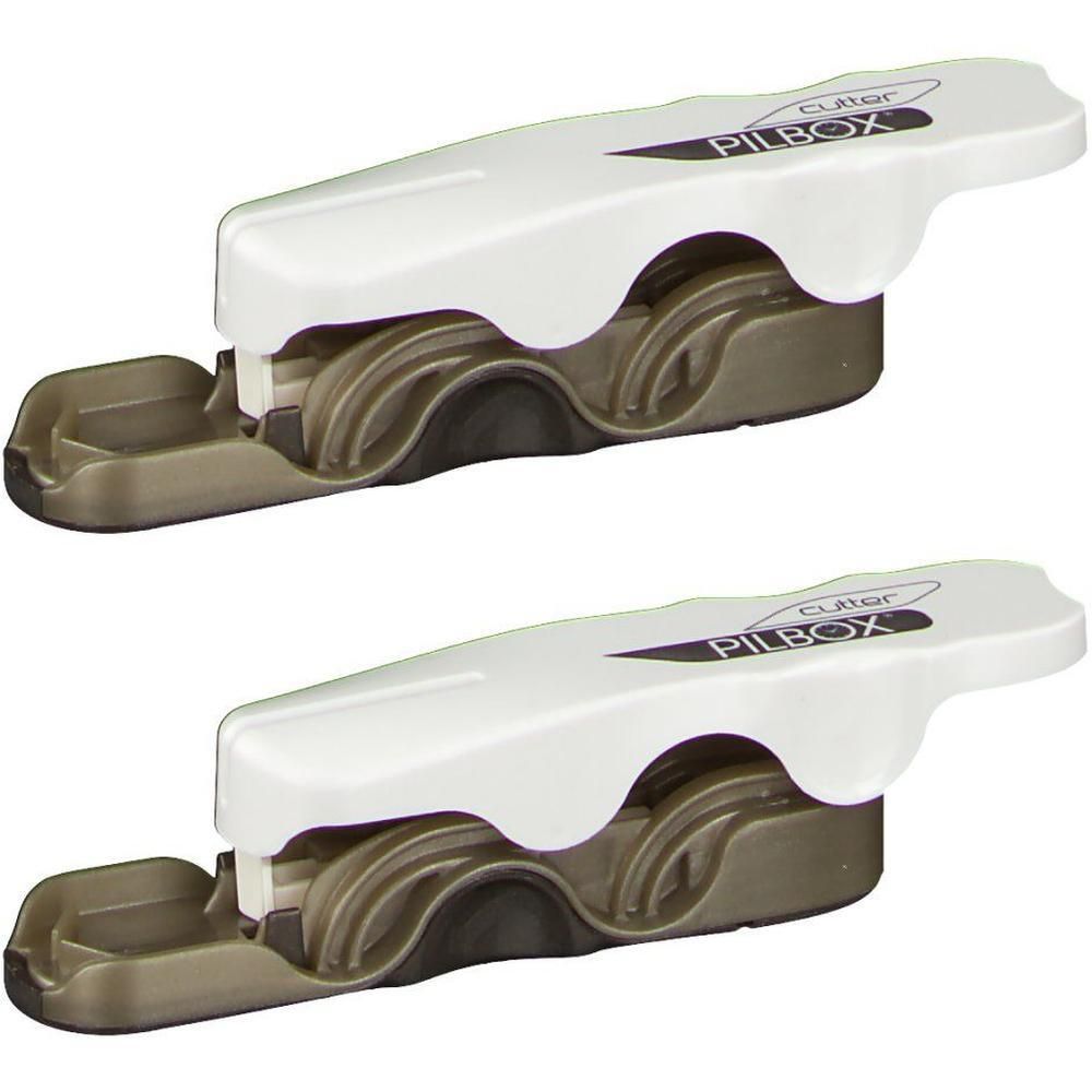Twee witte pillensnijders met grijze inzetstukken en opschrift "PILBOX Cutter".