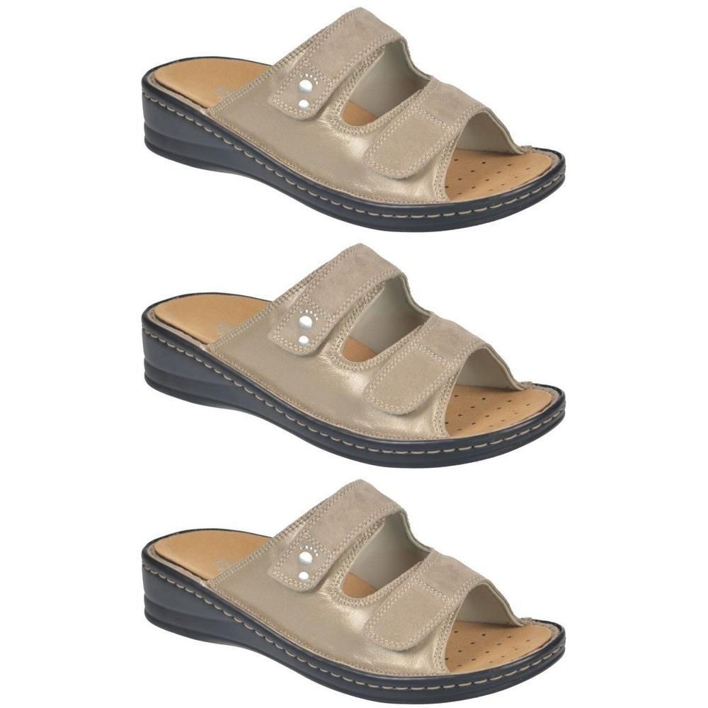 Trois sandales beiges à fermeture velcro.