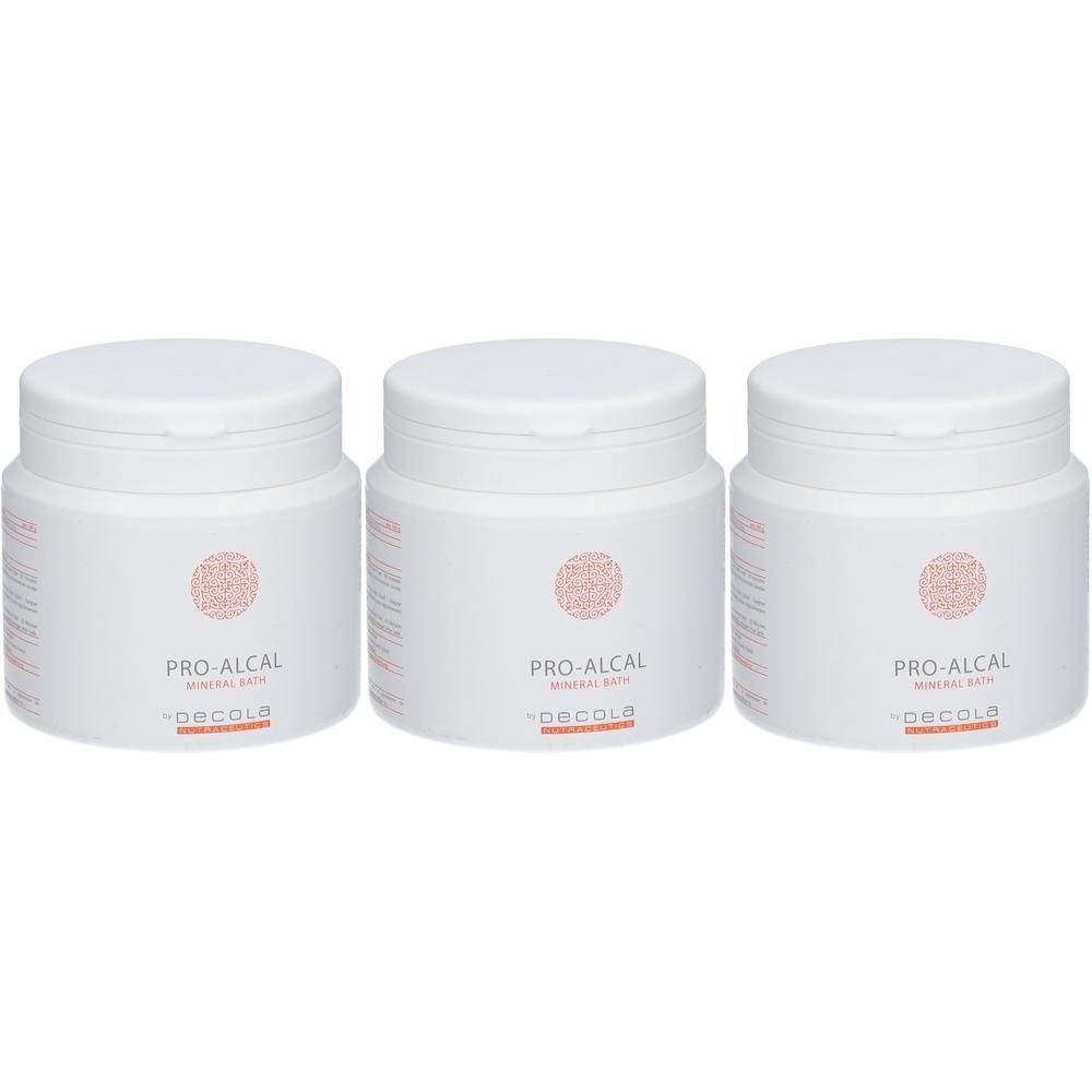 Drie witte containers met PRO-ALCAL Mineral Bath opschrift en DECOLA-logo.