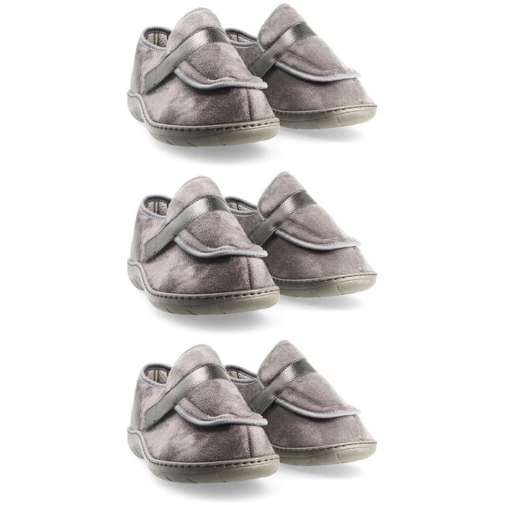 Chaussons gris avec fermeture velcro et bride. Dessus en imitation suède.