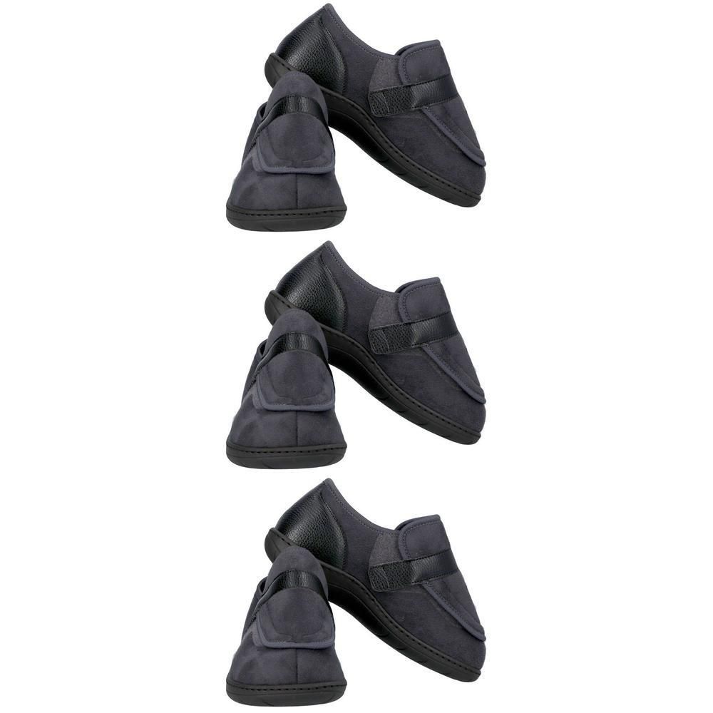 Trois paires de chaussons gris pour hommes avec fermeture velcro et accent en cuir noir.