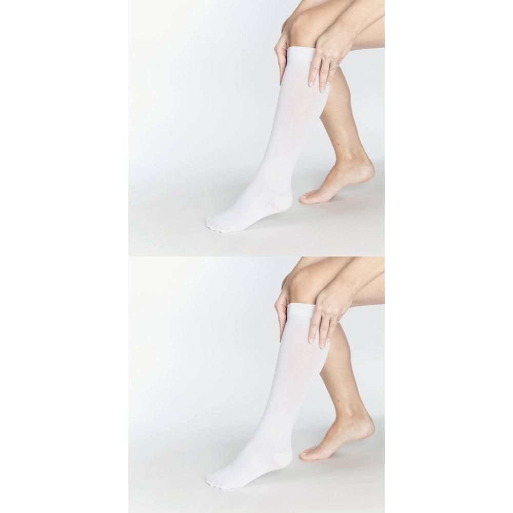 Chaussettes blanches jusqu'au genou, remontées sur le mollet.