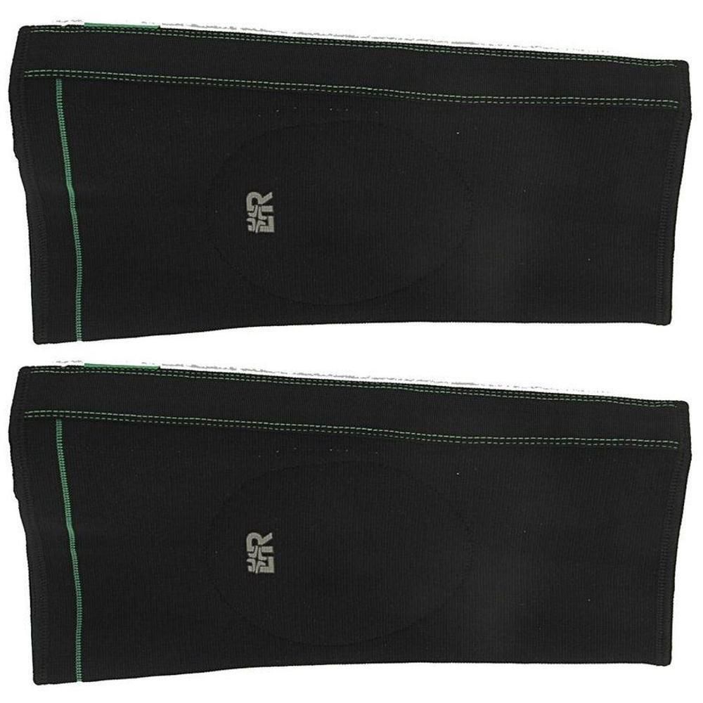 Deux genouillères noires avec coutures vertes et logo intégré.