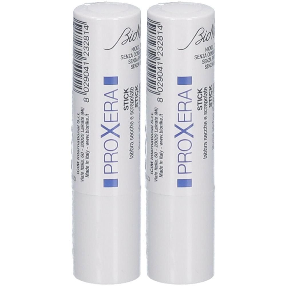 Deux baumes à lèvres BioNike Proxera. Contenants blancs avec accents bleus et texte.