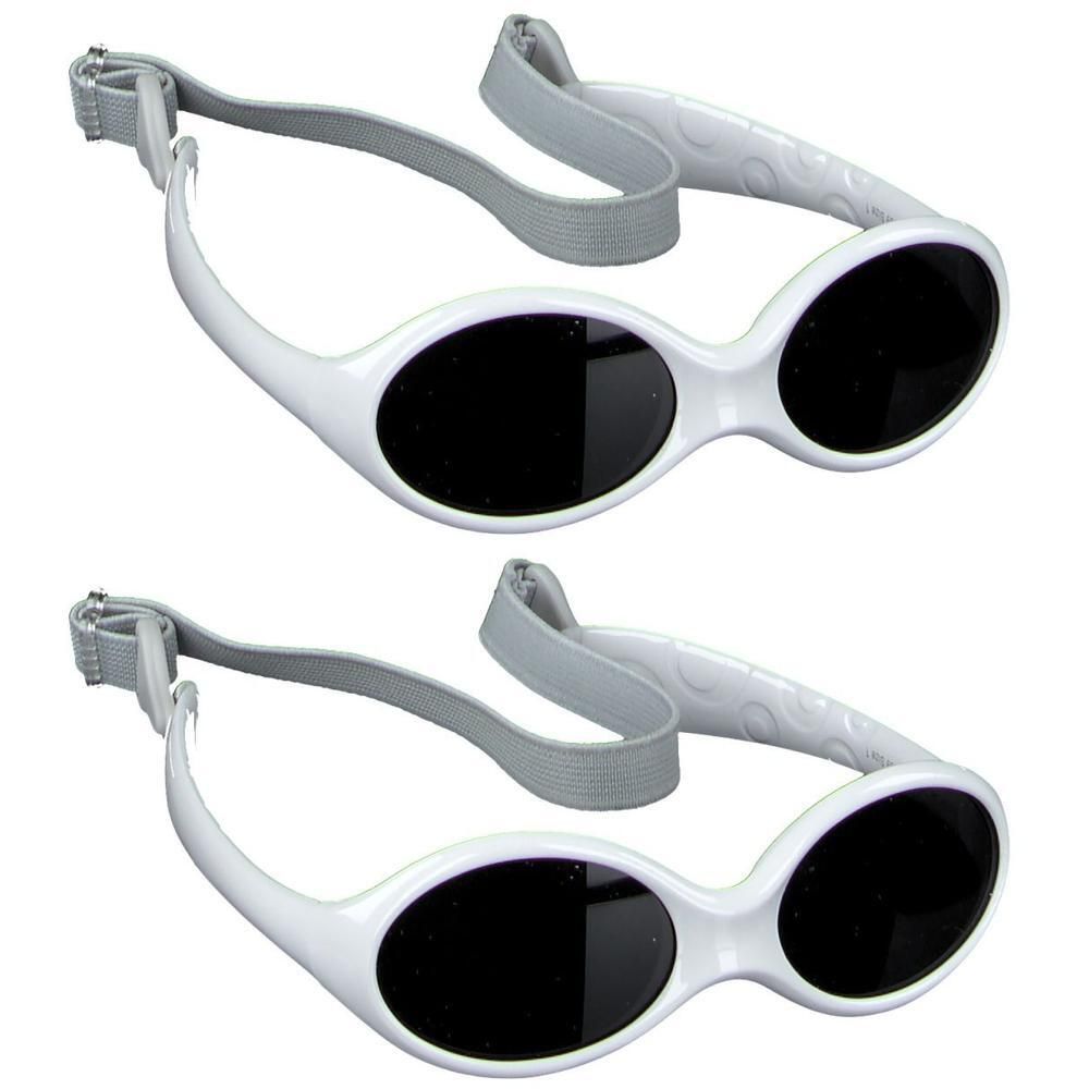 Deux paires de lunettes de soleil blanches pour bébé avec verres noirs et sangles grises réglables.