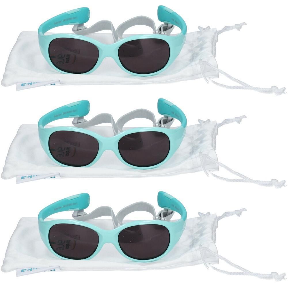 Drie turquoise kinderzonnebrillen met donkere glazen en verstelbare bandjes, elk in een wit zakje.
