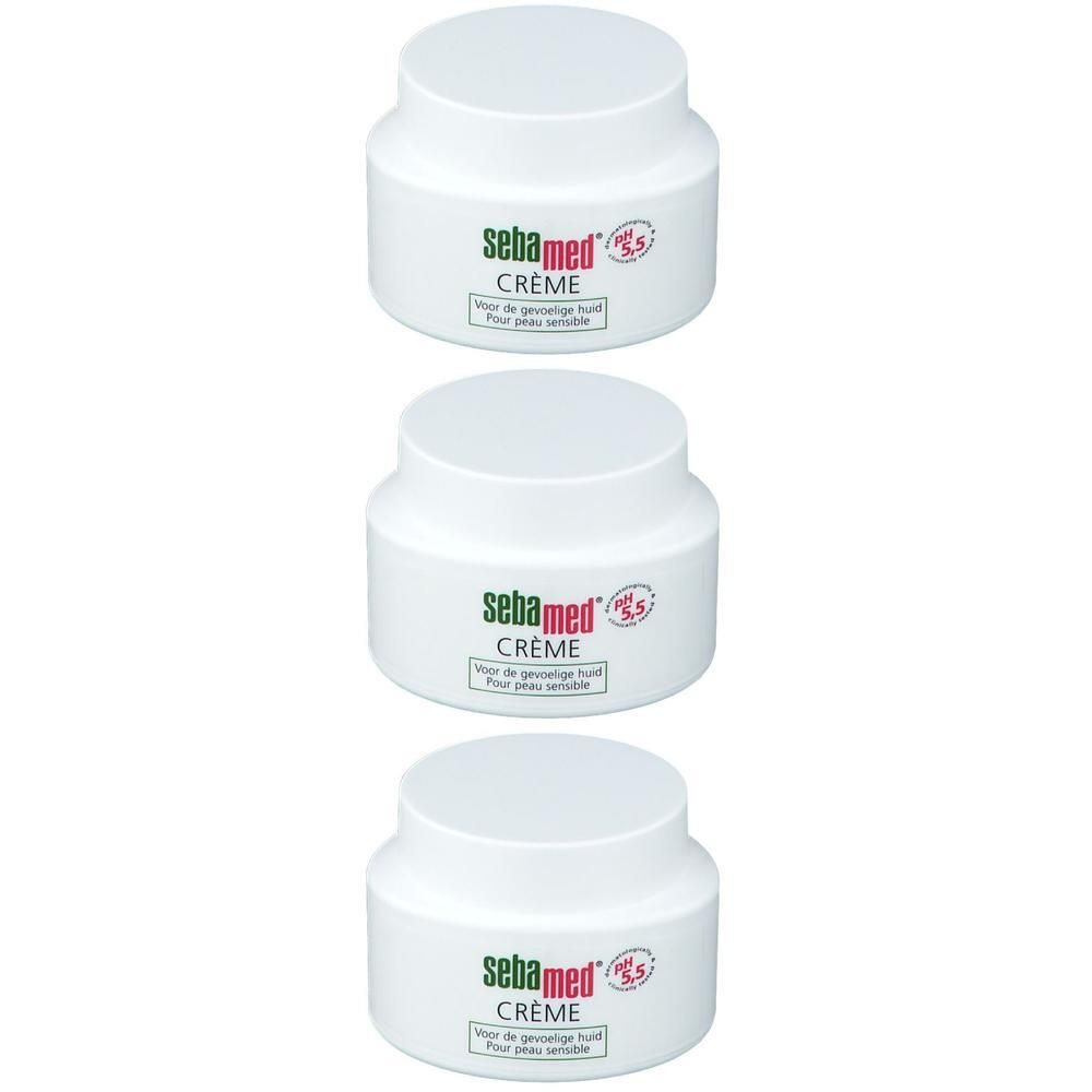 Trois pots blancs de crème Sebamed avec couvercles. Étiquette avec logo Sebamed et "Crème".