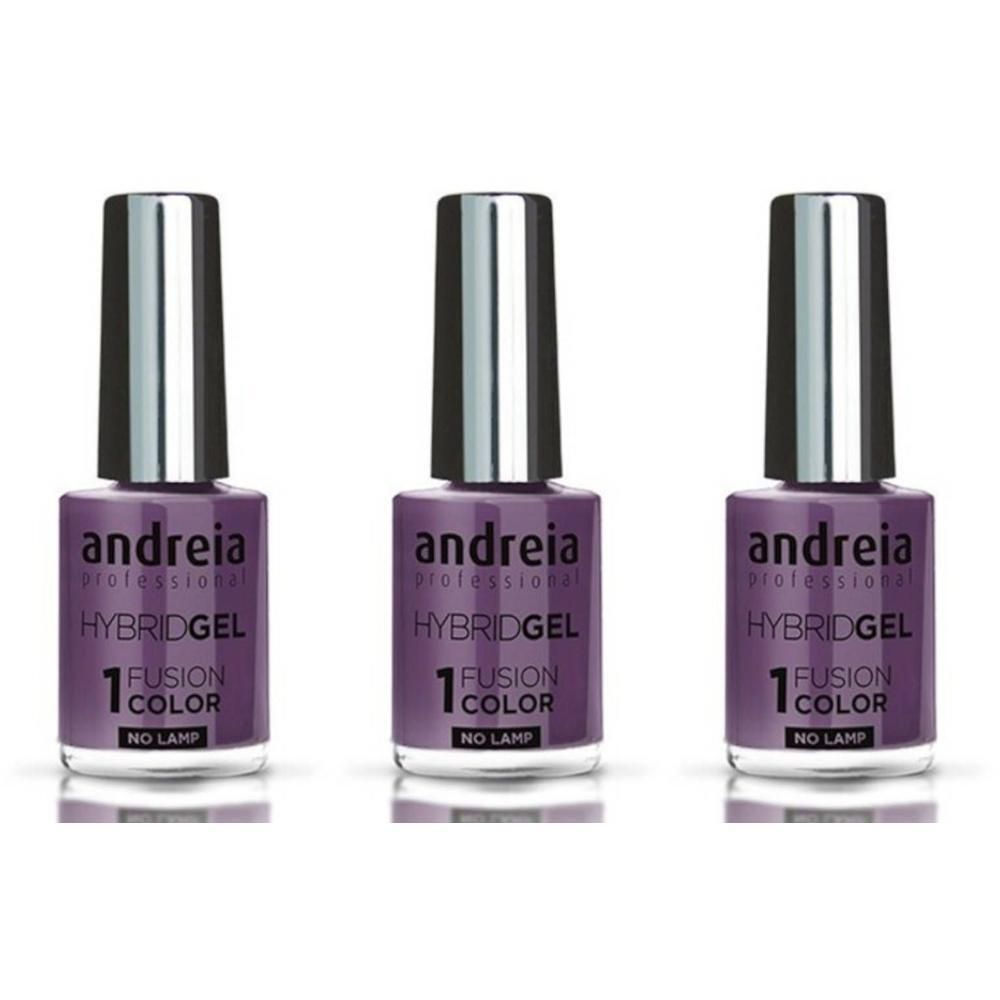 Drie flessen Andreia Hybridgel nagellak in lavendelkleur. Zilveren doppen, paarse etiketten met zwarte tekst.