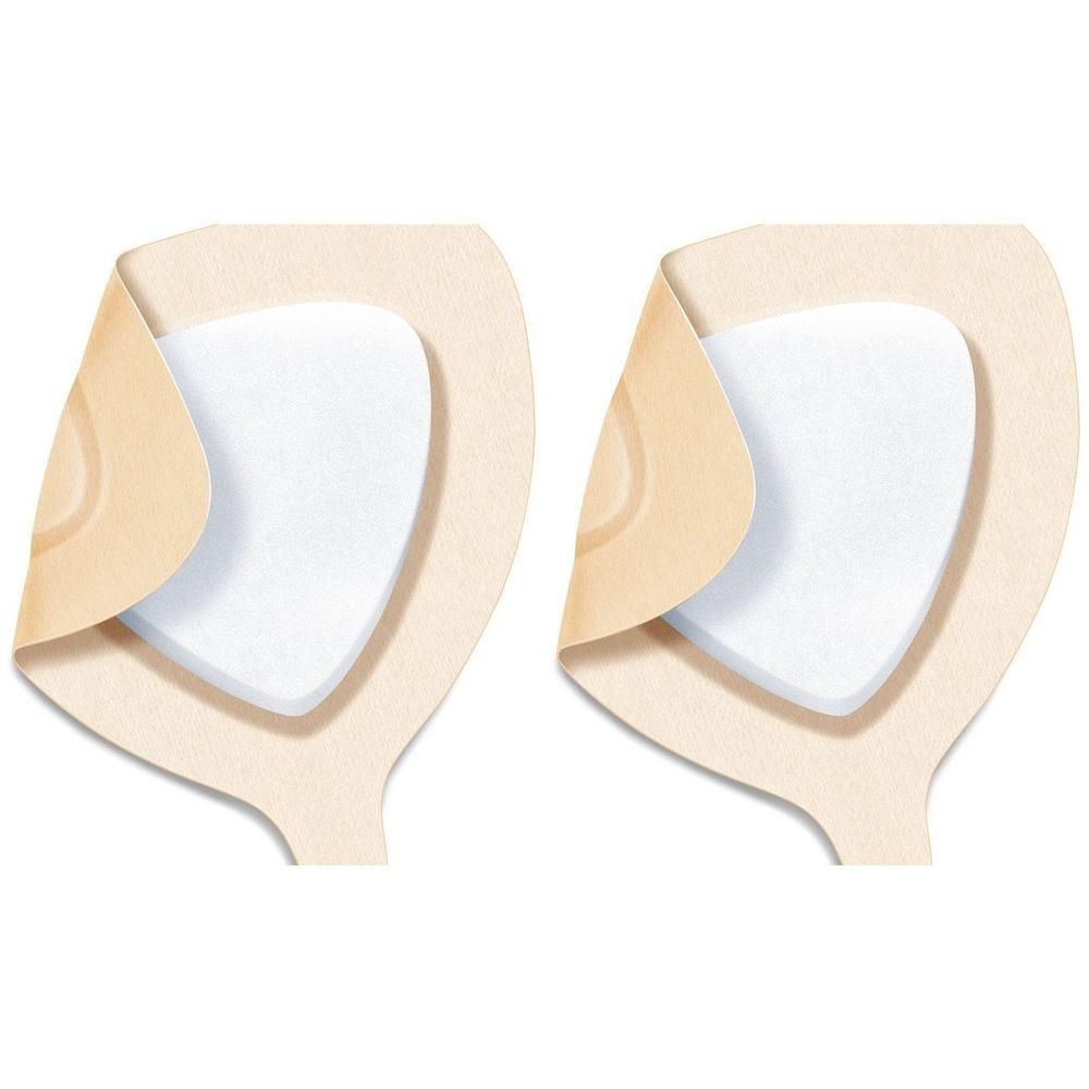 Deux pansements en mousse avec surface adhésive, noyau blanc, surface adhésive beige.