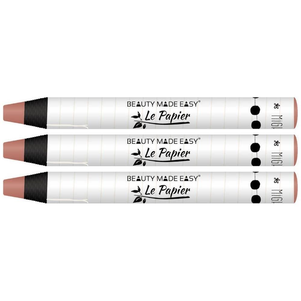 Trois rouges à lèvres en forme de crayon, pointe rose pâle, corps blanc avec inscription noire.