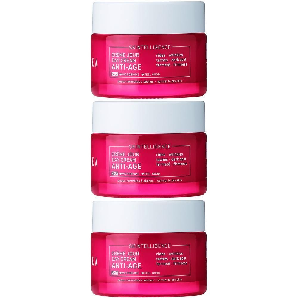Drie potten Talika Skintelligence Anti-Age Dagcrème. Roze potten met witte deksels.