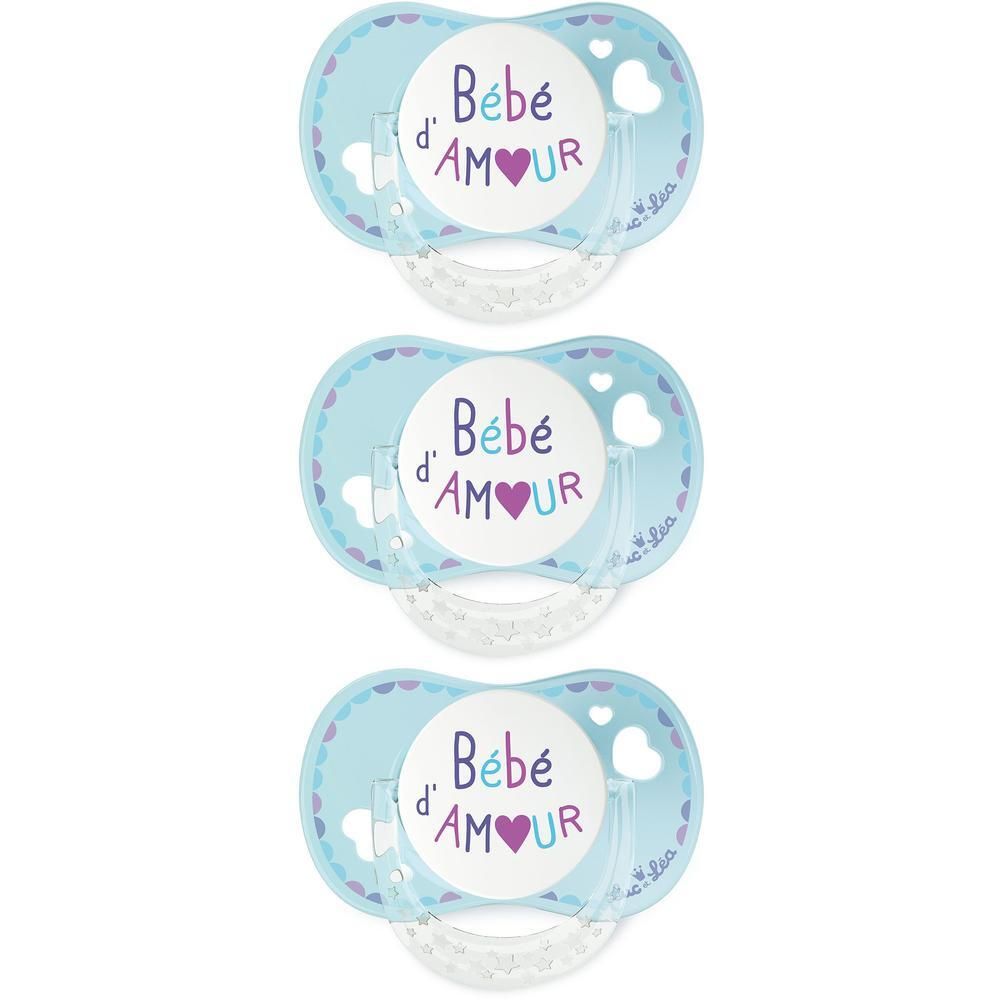 Drie lichtblauwe fopspeentjes met de tekst 'Bébé d'AMOUR'.