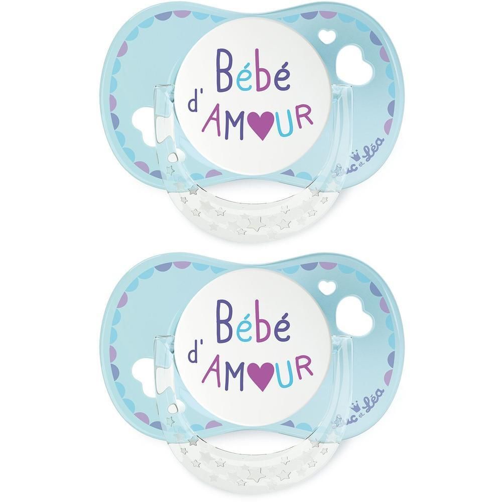 Twee lichtblauwe fopspenen met de tekst 'Bébé d'AMOUR' en hartjes.