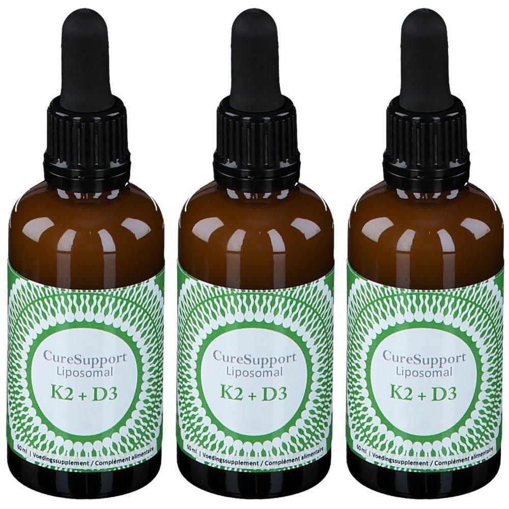 Drie bruine druppelflesjes met groen etiket: CureSupport Liposomal K2 + D3.