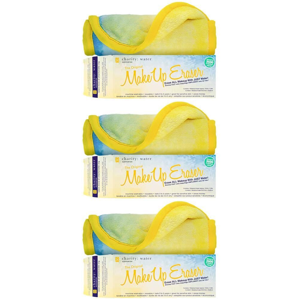 Trois lingettes MakeUp Eraser Charity: Water aux tons jaune et bleu.