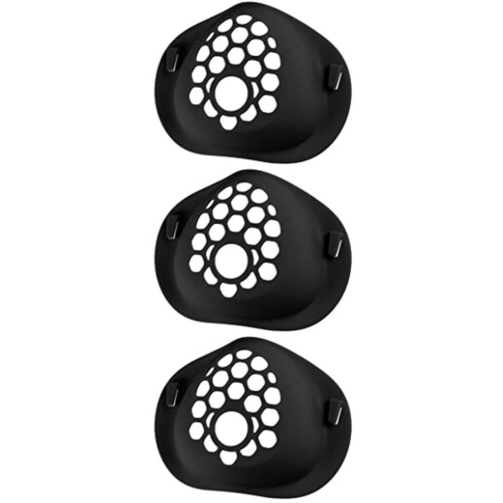 Trois masques faciaux noirs avec un motif en nid d'abeille et un cercle central.