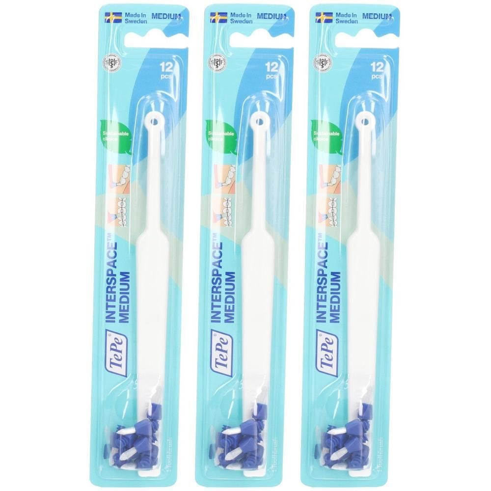 Drie pakken TePe Interspace Medium interdentale borstels, elk 12 stuks. Witte handvatten, blauwe borstelkoppen.