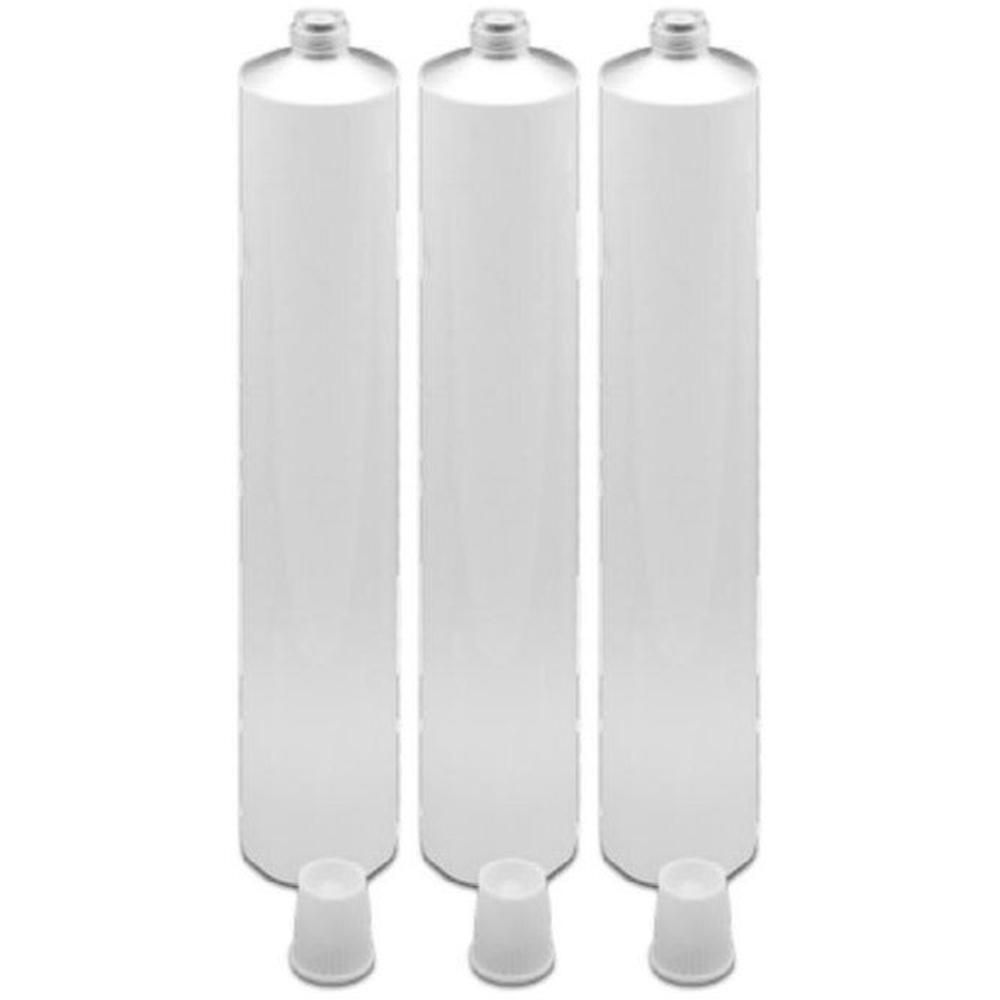 Trois tubes en aluminium argenté vides avec des capuchons blancs, prêts à être remplis.