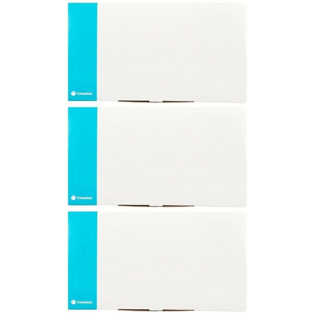 Trois paquets blancs avec une bande bleue et le logo Coloplast.