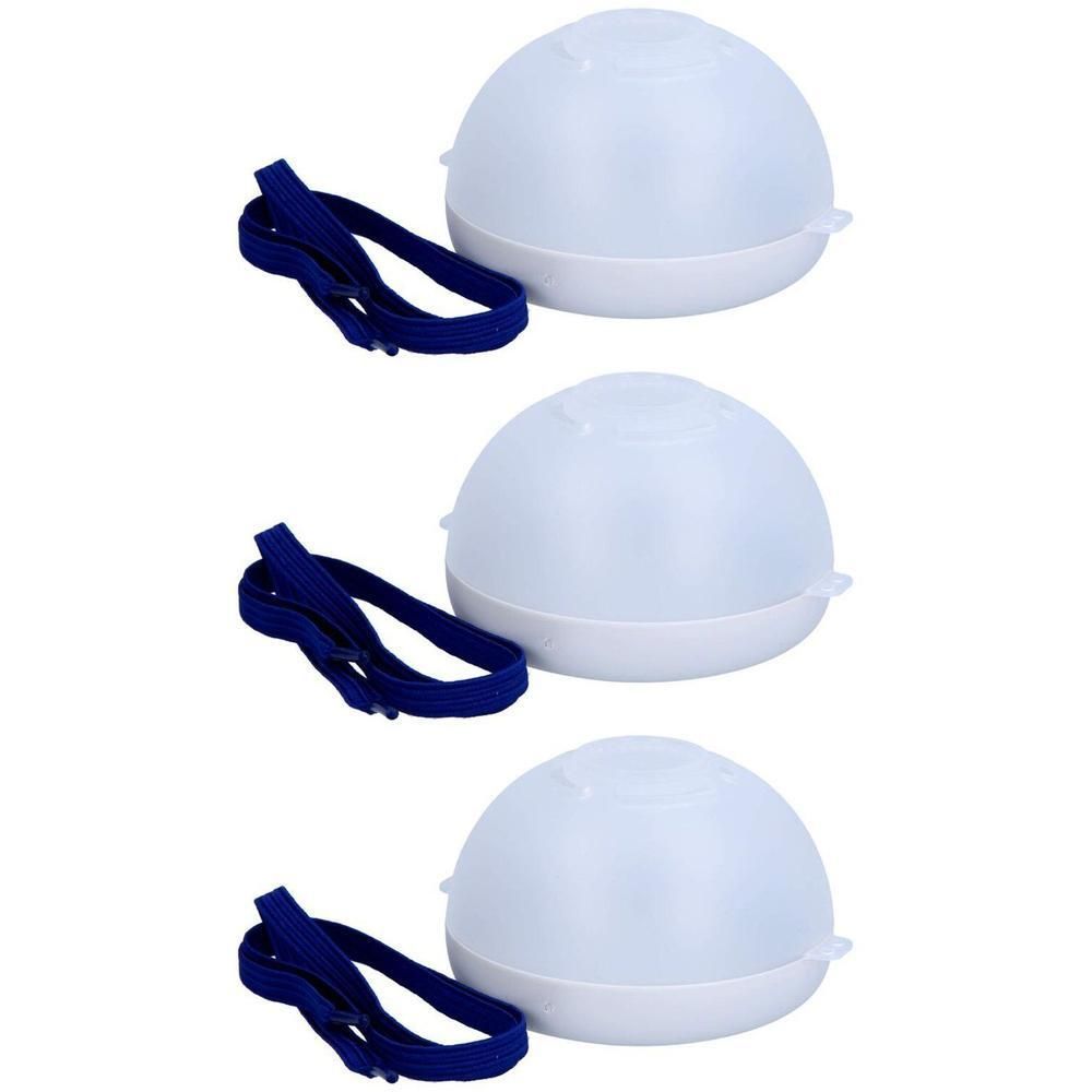 Drie witte vernevelmaskers voor kinderen met blauwe bandjes.