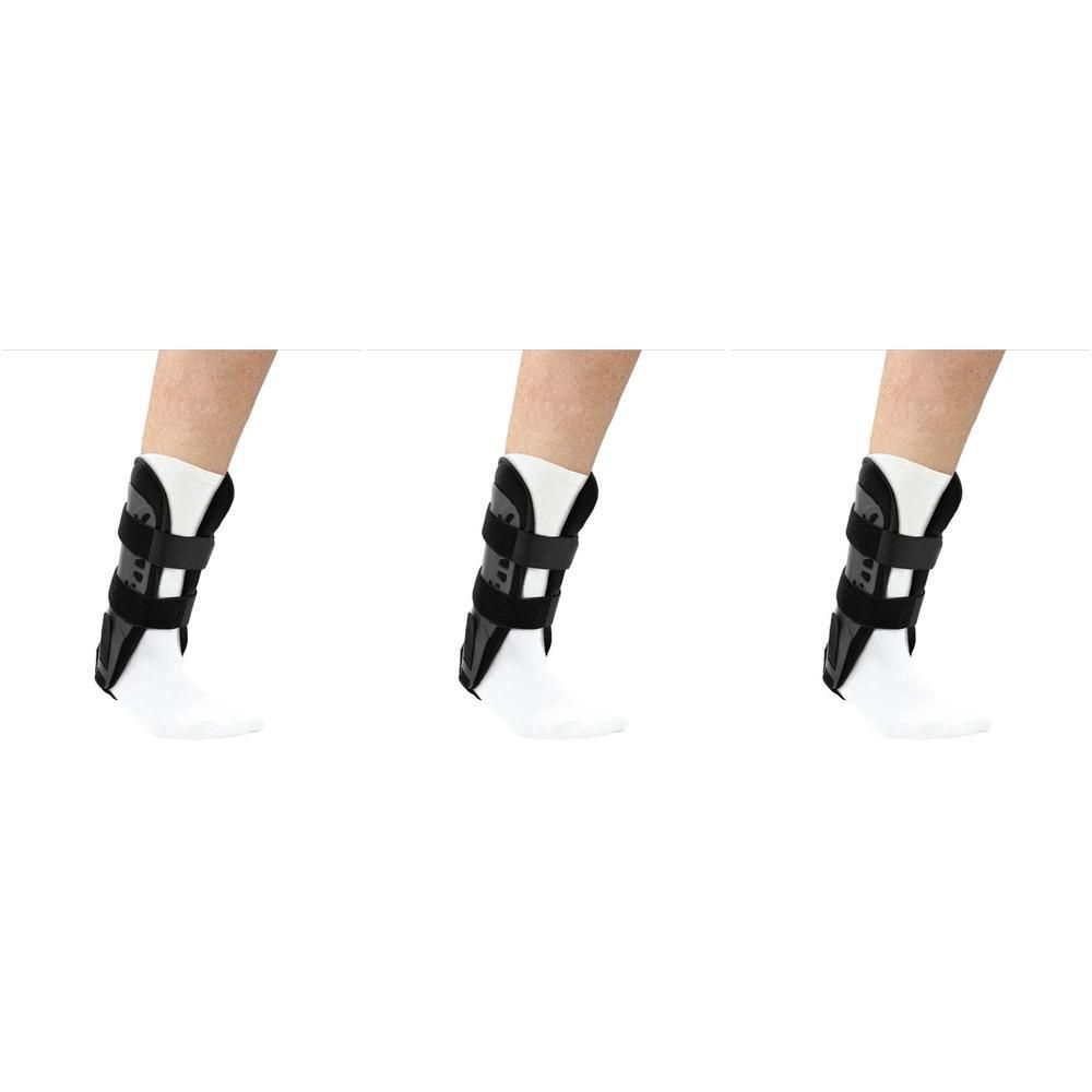 Trois orthèses de cheville avec sangles velcro sur des chaussettes blanches.