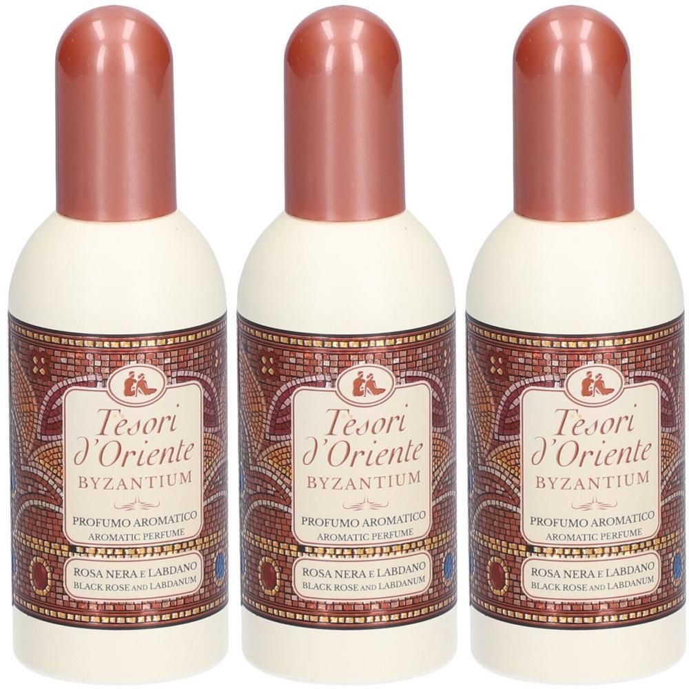 Drie flacons Tesori d'Oriente Byzantium parfum met mozaïek-etiket en koperkleurige doppen.