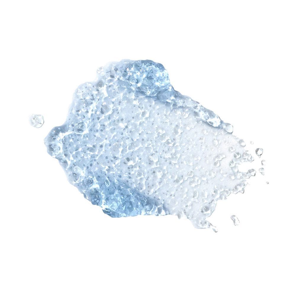 Un tourbillon de gommage bleu avec des particules visibles sur fond blanc.