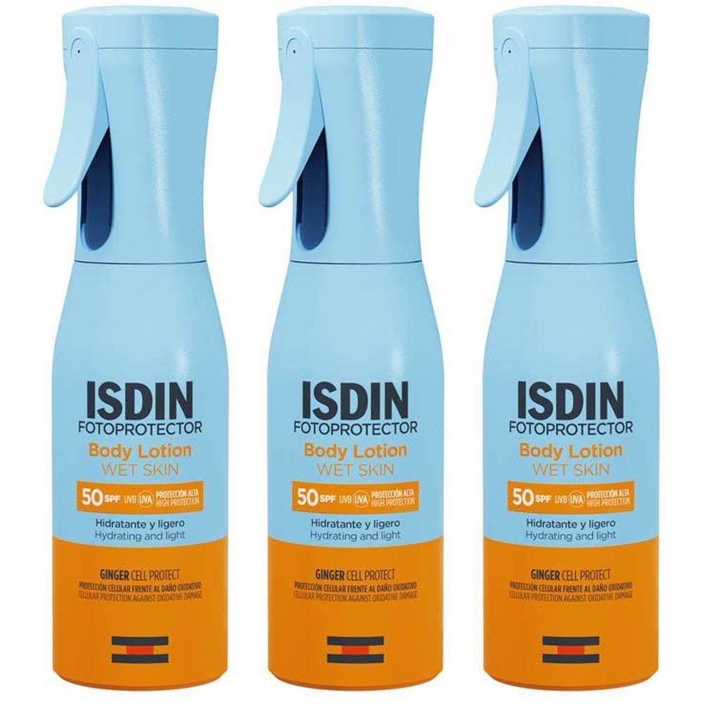 Trois flacons de lotion corporelle ISDIN Fotoprotector Wet Skin SPF 50. Flacons pulvérisateurs bleu clair avec base orange.
