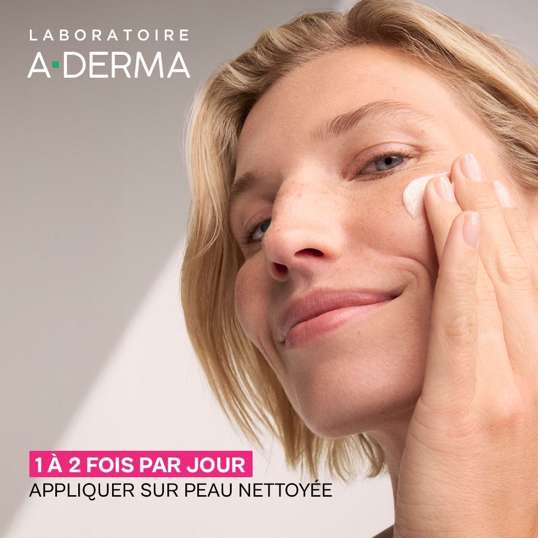 Femme appliquant le Gel-crème A-Derma Exomega sur peau nettoyée, 1 à 2 fois par jour.