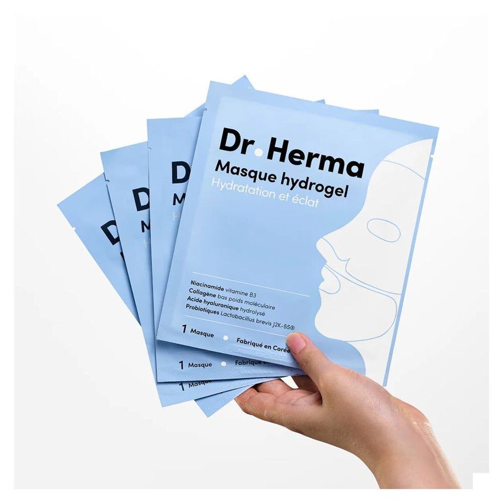 Une main tenant plusieurs Masques hydrogel Dr. Herma au collagène, emballés individuellement.