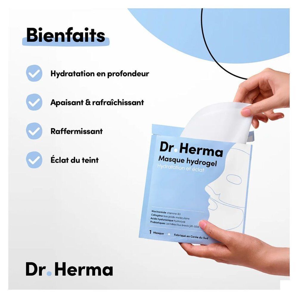 Une main retirant un Masque hydrogel Dr. Herma au collagène de son emballage.