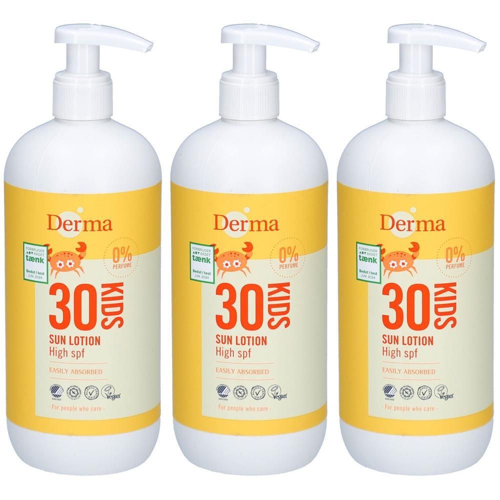 Trois flacons de lotion solaire Derma Kids SPF 30 avec pompe. Étiquette jaune avec motif de crabe et "0% Parfum".