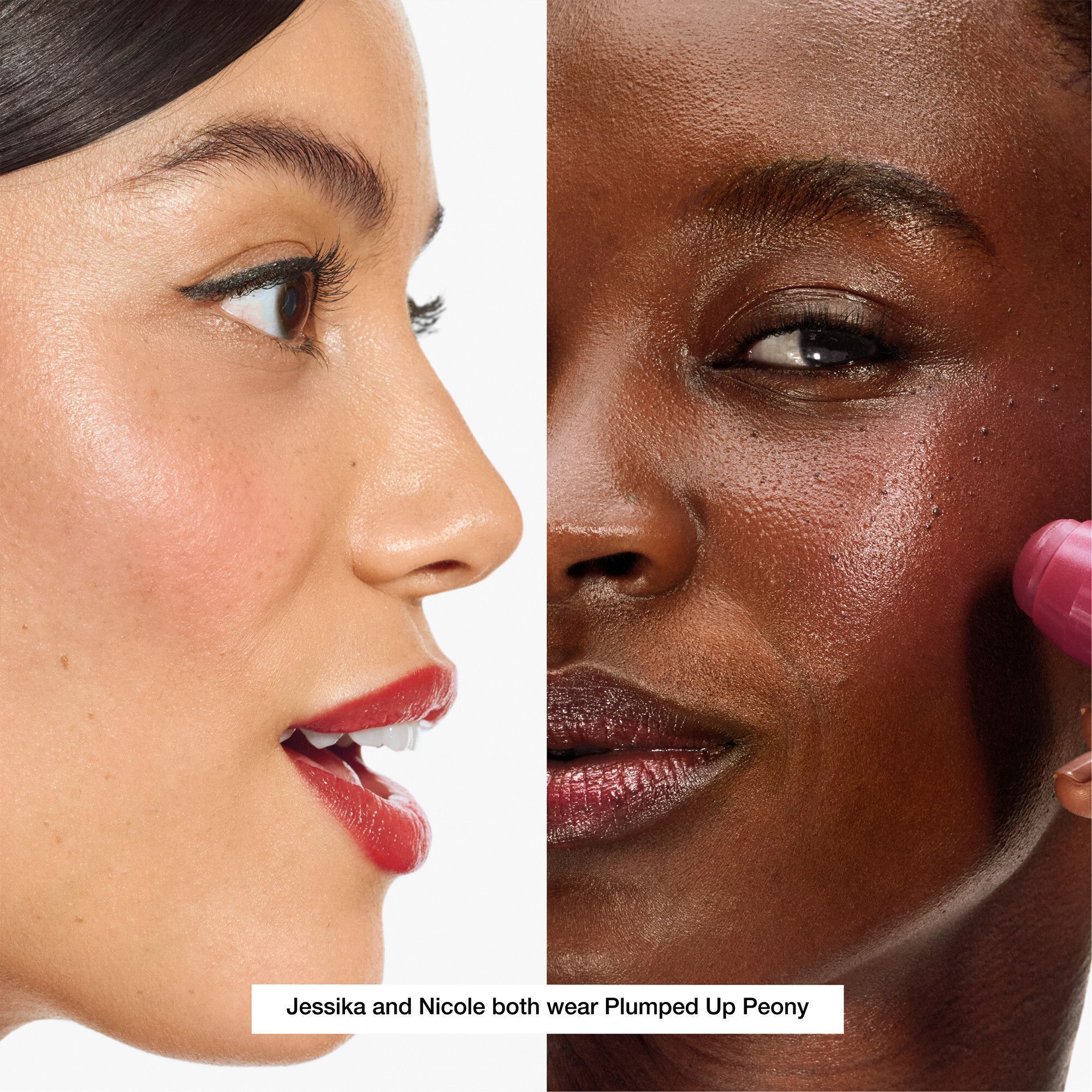 Deux femmes portant le Chubby Stick Clinique teinte 'Plumped Up Peony' sur les joues.