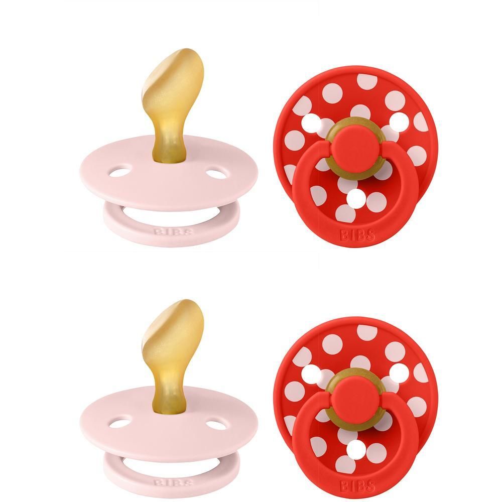 Twee Bibs fopspenen: één roze met anatomische speen en één rode met witte stippen.