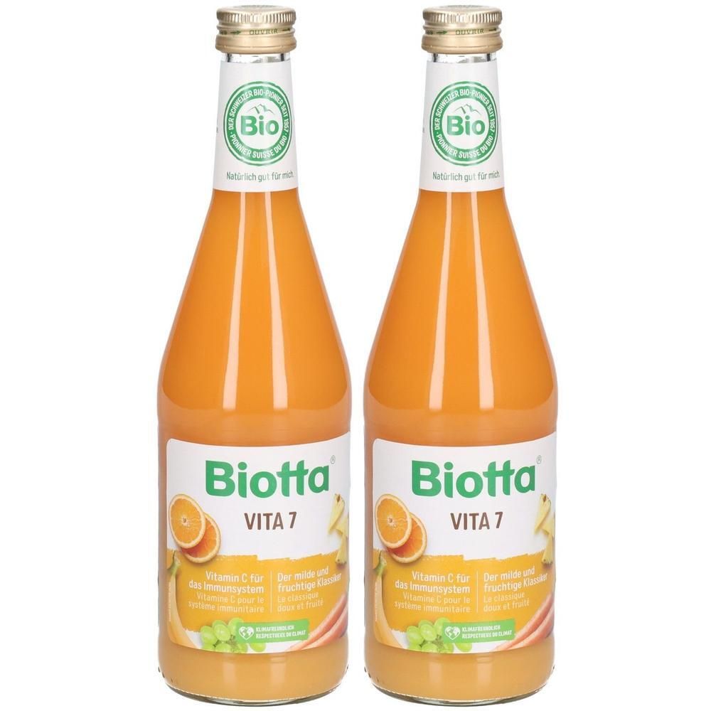 Twee flessen Biotta Vita 7 wortelsap. Biologisch keurmerk op het etiket.