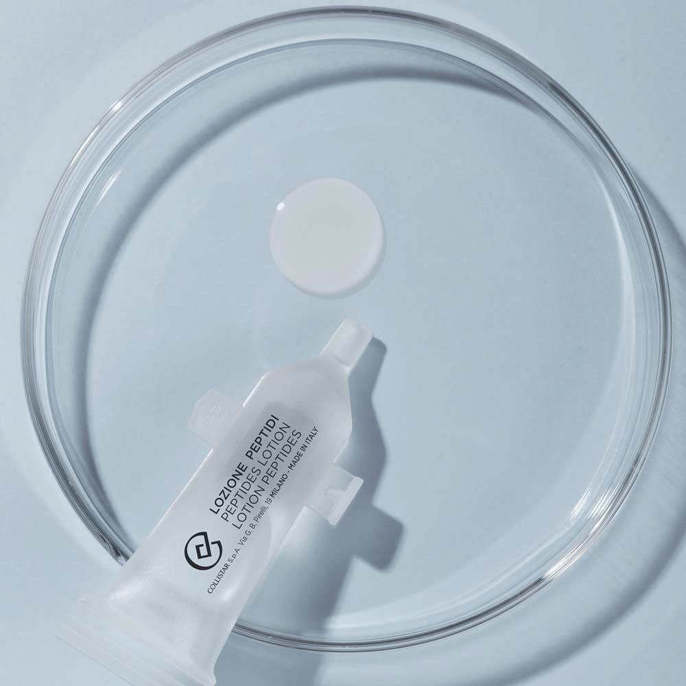 Een ampul Collistar Peptides Lotion op een petrischaal.
