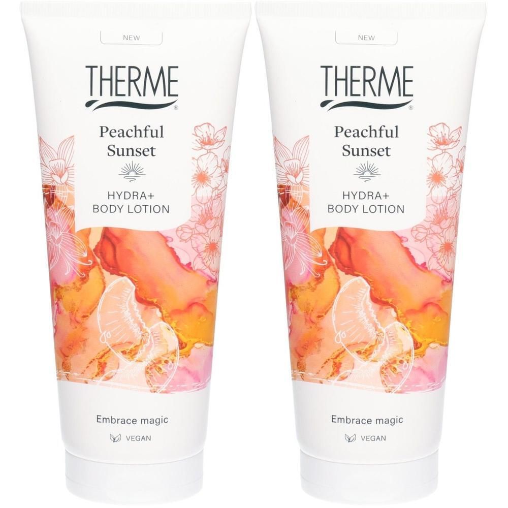 Deux tubes de lotion pour le corps Therme Peachful Sunset Hydra+ avec un design floral et fruité.