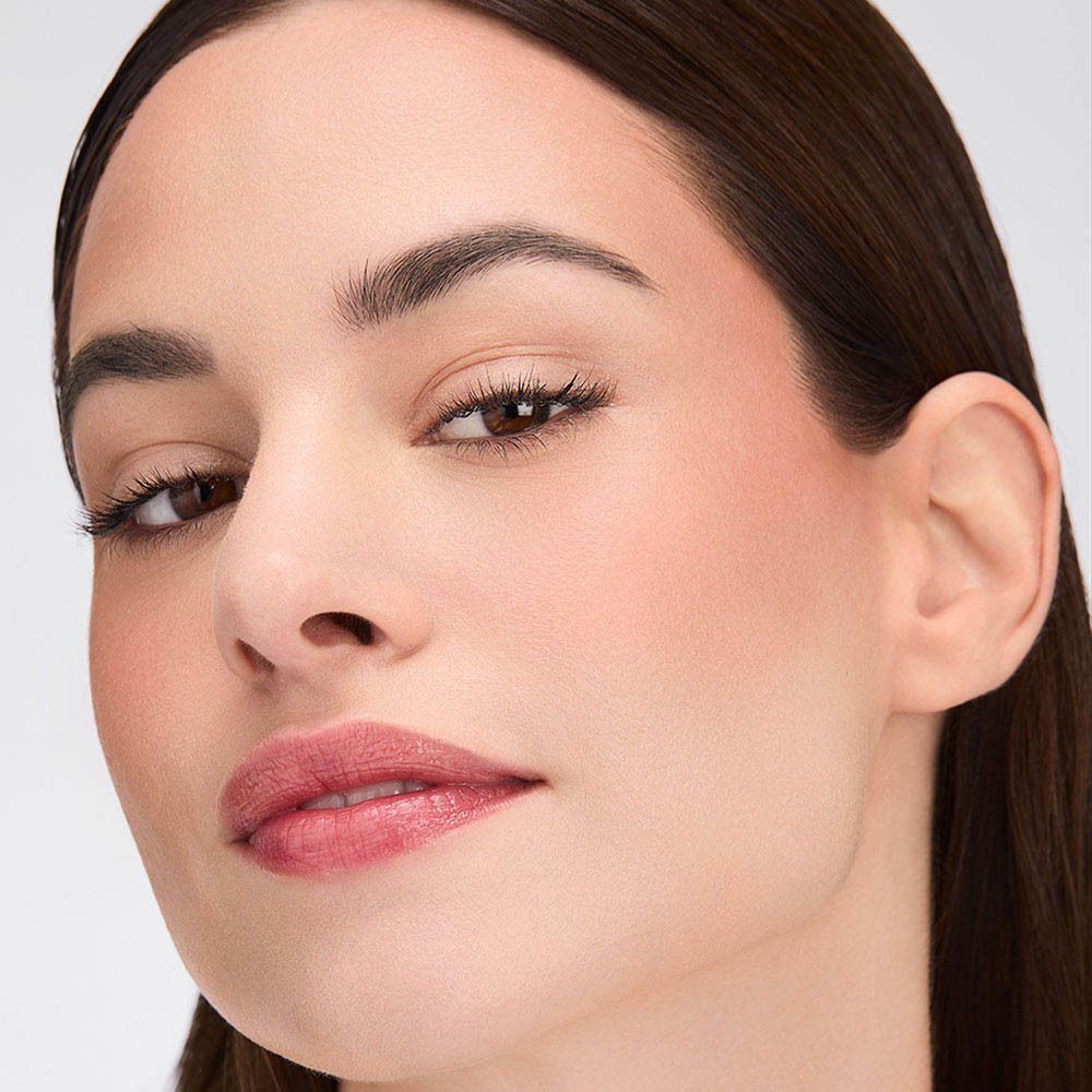 Gros plan du visage d'une femme avec un maquillage subtil.