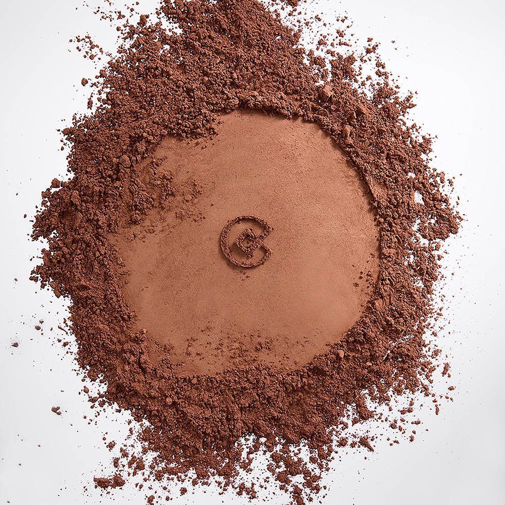 Verstrooid Collistar bronzing poeder met een reliëf logo in het midden.