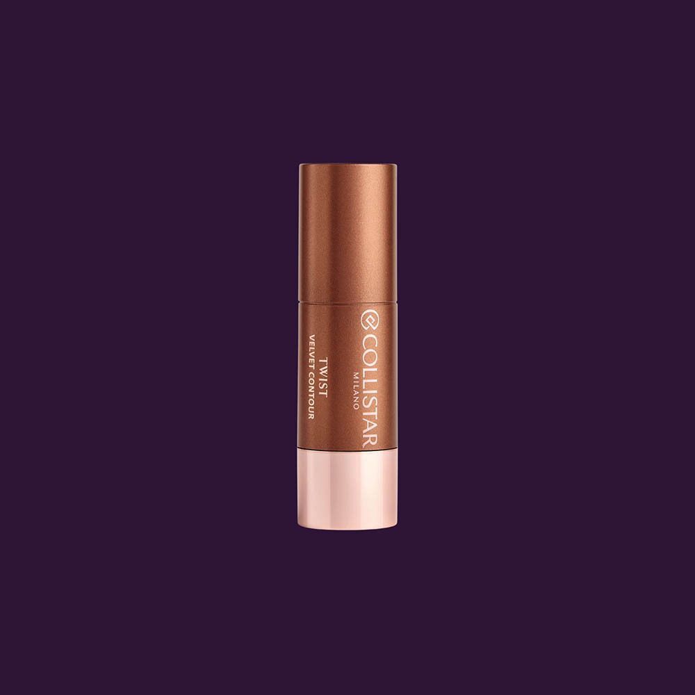 Un stick Collistar Twist Velvet Contour marron sur fond sombre.