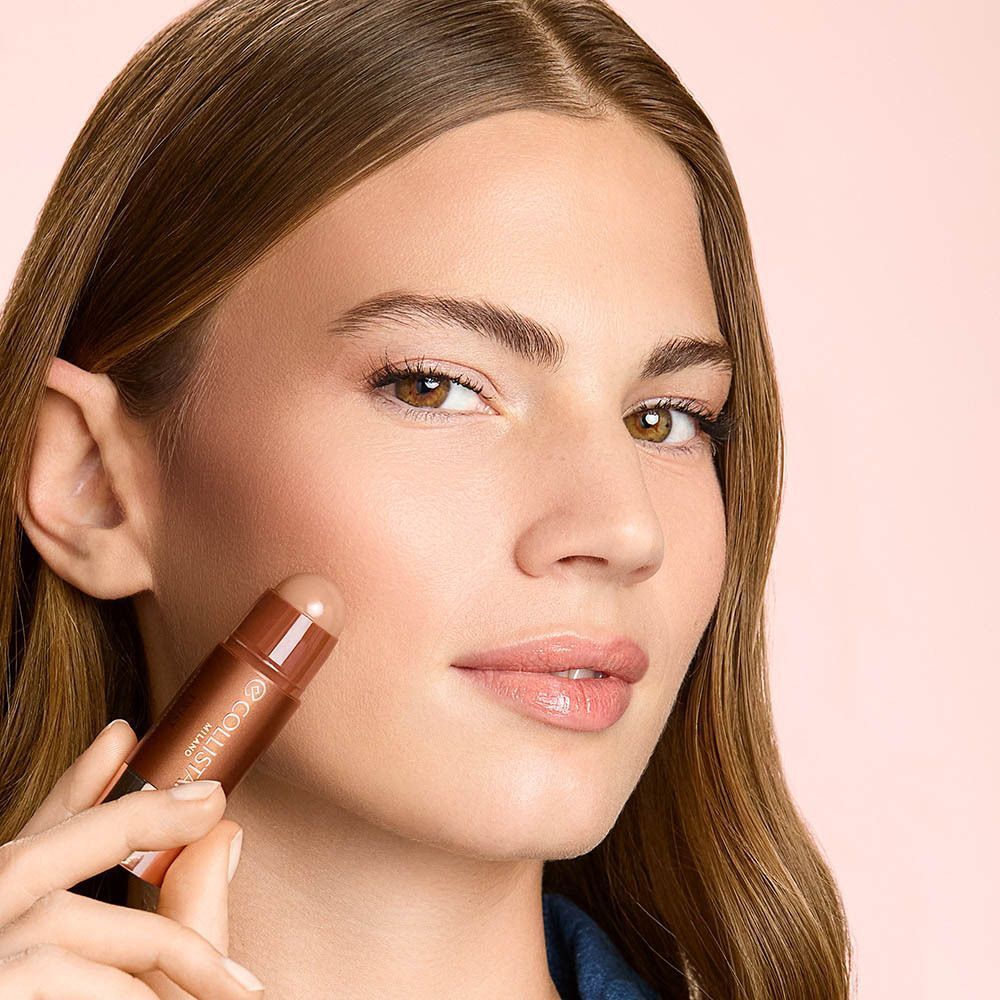 Een vrouw brengt Collistar Twist Velvet Contour aan met een stick.