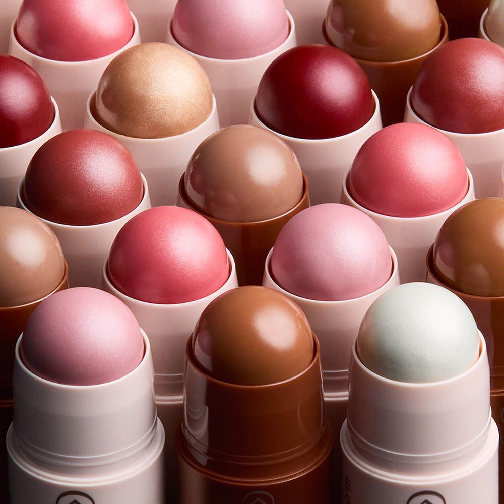 Une sélection de produits Collistar Twist Glowy dans différentes couleurs et finis.