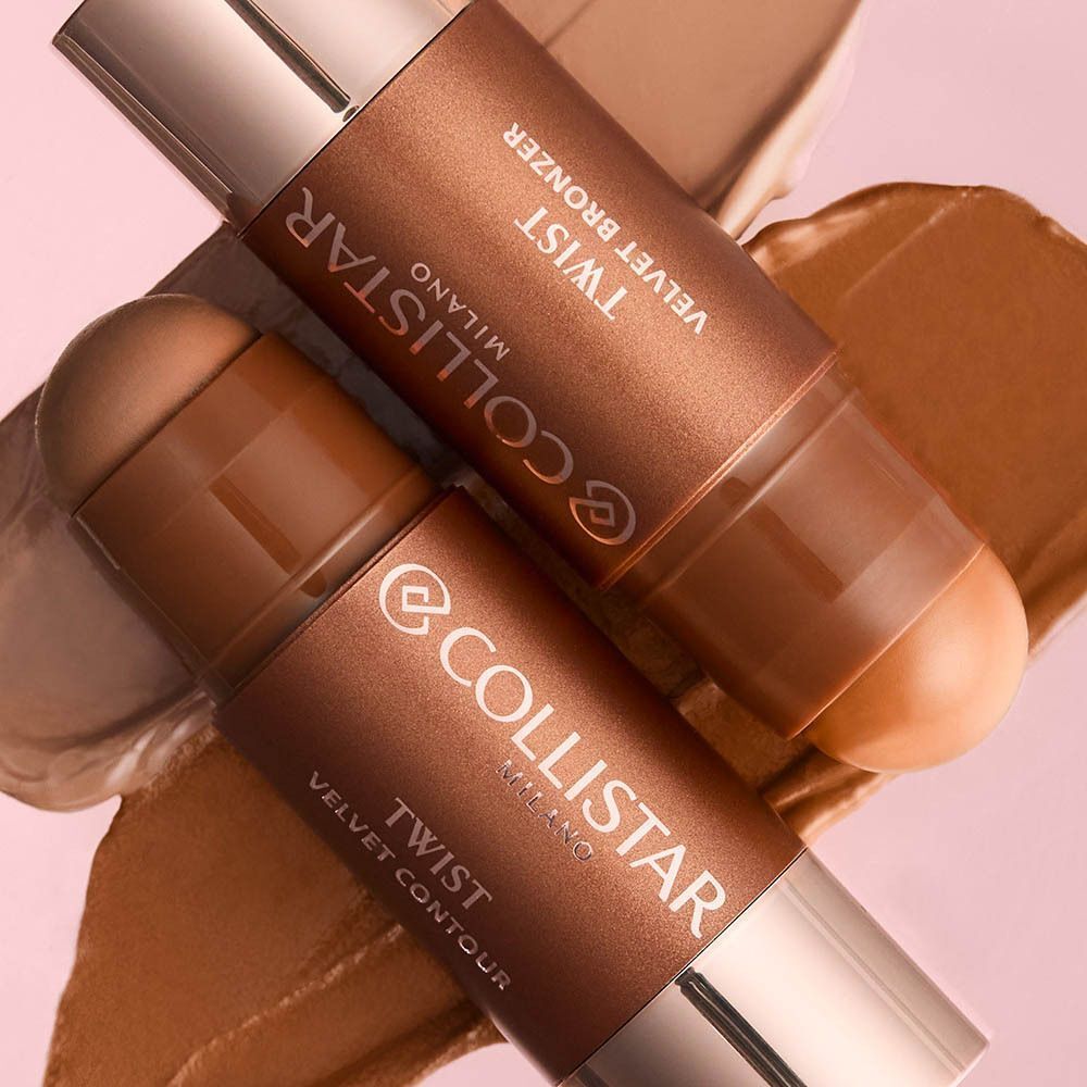 Gros plan sur deux sticks Collistar Twist Velvet Bronzer sur des textures crémeuses.