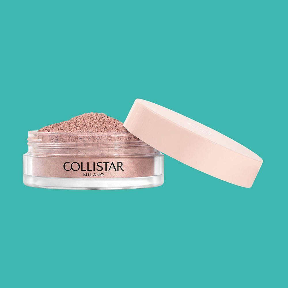 Een open potje Collistar Poudre Libre met roze deksel en roze poeder op een turquoise achtergrond.